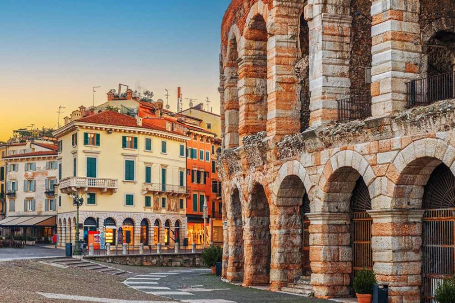Itinerario per gruppi tra Verona e Lago di Garda: visita di tre cantine e pranzo nel borgo di Soave
