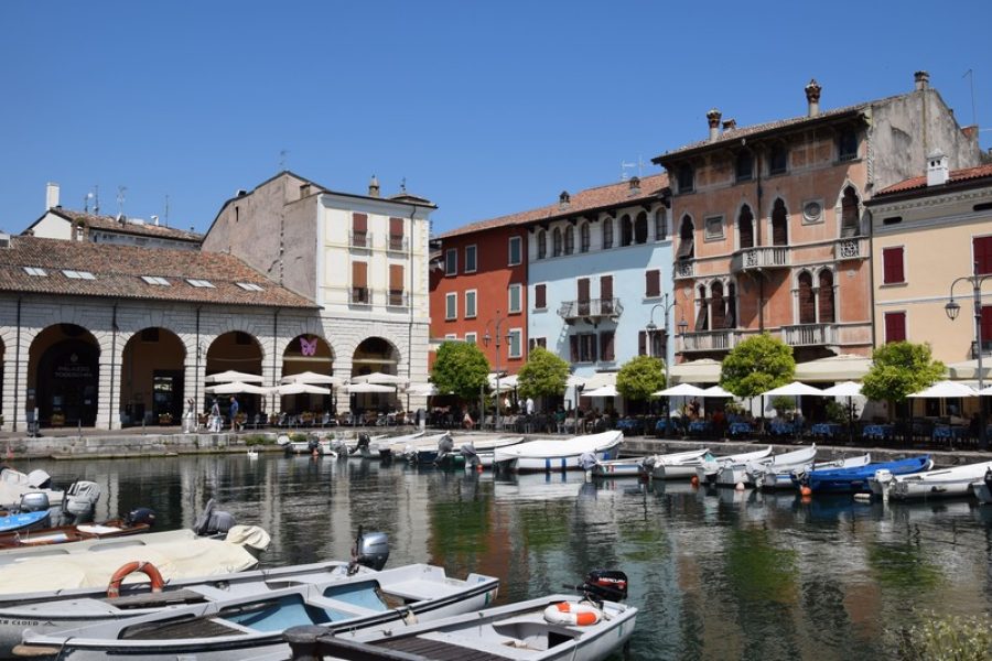 Giornata per gruppi: tour in barca da Sirmione e degustazione in cantina di nicchia